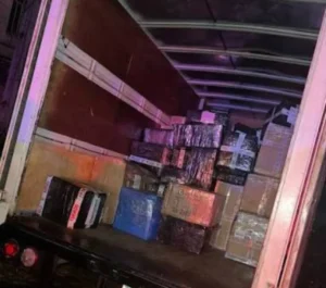 Asaltan y roban furgoneta cargada de mercaderías a una empresa transportadora de encomiendas