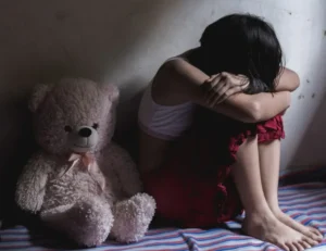 Detienen a joven de 19 años por presunto abuso de su prima menor de edad