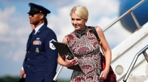 Quién es Natalie Harp, la mano derecha de Trump en el centro de la polémica por su cercanía con el presidente de EE.UU.