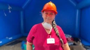 «Al sentir el terremoto volví a la escuela por mi hija y una niña de 10 años acabó muriendo en mis brazos»