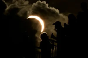 Las impresionantes imágenes del eclipse solar total que se pudo ver en Europa