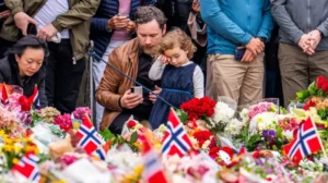 La emotiva despedida del pueblo noruego al rey Harald entre lágrimas y ofrendas florales
