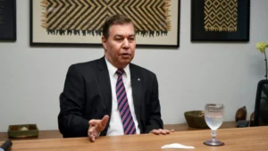 A poco más de tres meses en el cargo, ministro de Turismo renuncia por “dignidad”