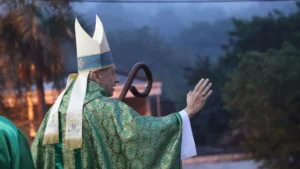Valenzuela pide humildad y vocación de servicio a los policías