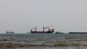 Irán asegura que acordó con Omán una ruta segura de navegación en Ormuz
