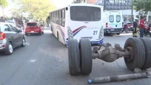 Colectivo repleto de pasajeros pierde el eje trasero de las ruedas y deja heridos