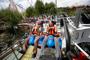 El parque de atracciones Six Flags en California clausura la montaña rusa X2 tras cientos de denuncias de lesiones cerebrales