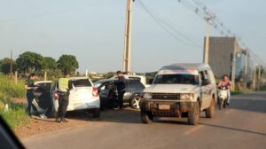 Violento choque deja dos heridos, entre ellos un efectivo policial y una estudiante