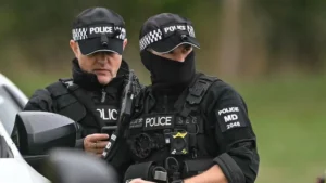 La policía británica arresta a 5 sospechosos de preparar un atentado terrorista cerca de una base aérea utilizada por el ejército de EE.UU.