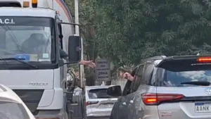 Conductor amenaza a chofer de camión con arma de fuego frente a colegio