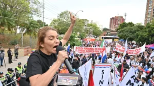 Médica dice ser víctima de campaña de desprestigio con trolls y afirma que se paga “con nuestros impuestos”