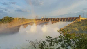 Itaipú libera agua por el vertedero ante aumento de los aportes al embalse