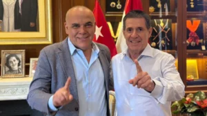 Alliana llama a pelear en las trincheras mientras Bachi posa con Cartes