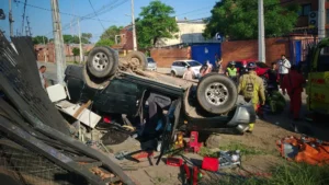 Aparatoso vuelco en Asunción deja tres heridos y daños materiales