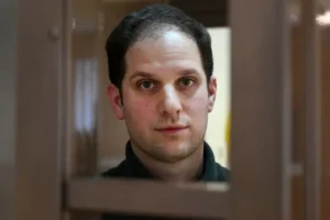 «Me tendieron una trampa»: el periodista estadounidense que fue detenido por hombres enmascarados y pasó 16 meses en una cárcel de Rusia
