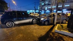 Cuádruple choque en una rotonda deja cuatro vehículos con daños materiales y una brasileña demorada