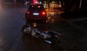 Trágico accidente: Una adolescente de 13 años muere tras choque de motocicleta contra automóvil estacionado