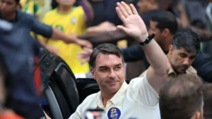 Flávio Bolsonaro denuncia el «robo» de las elecciones sin aportar pruebas y agradece a Milei y Trump por su salida de Brasil hacia EE.UU.