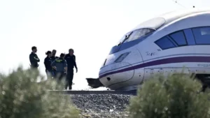 «Reanude con marcha normal»: qué dicen las grabaciones de las llamadas entre el operador y los maquinistas de los trenes que chocaron en España