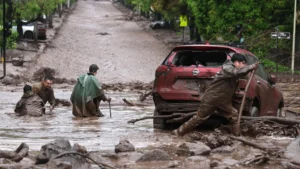 Lluvias intensas causan aluvión que arrastra vehículos en Santiago de Chile