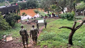 Itaipú alerta sobre crecida del río Paraná y 60 familias fueron evacuadas en barrio San Rafael