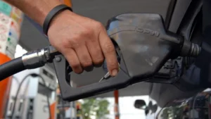 Analista prevé nueva suba de combustibles