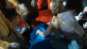 “Desgracia con suerte, perdí un diente”, dice mujer tras caerle un ventilador en una iglesia de Ñemby