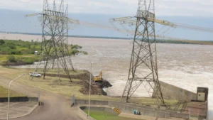 Yacyretá ejecuta obras de urgencia para proteger torres ante histórica crecida del Paraná