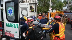 Derrumbe en Asunción deja tres personas bajo escombros y muere una, un escolta presidencial