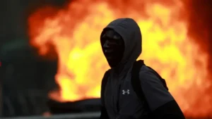 «No hay lugar para la violencia»: edificios en llamas, saqueos y más de 1.200 detenidos en multitudinarias protestas en Francia